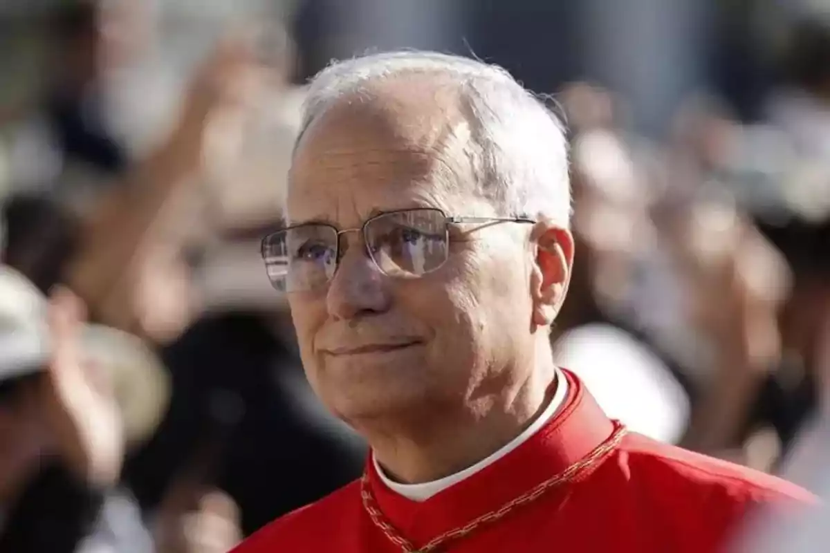 Un hombre mayor con gafas y vestimenta roja en un evento al aire libre. Un hombre mayor con gafas y vestimenta roja en un evento al aire libre.