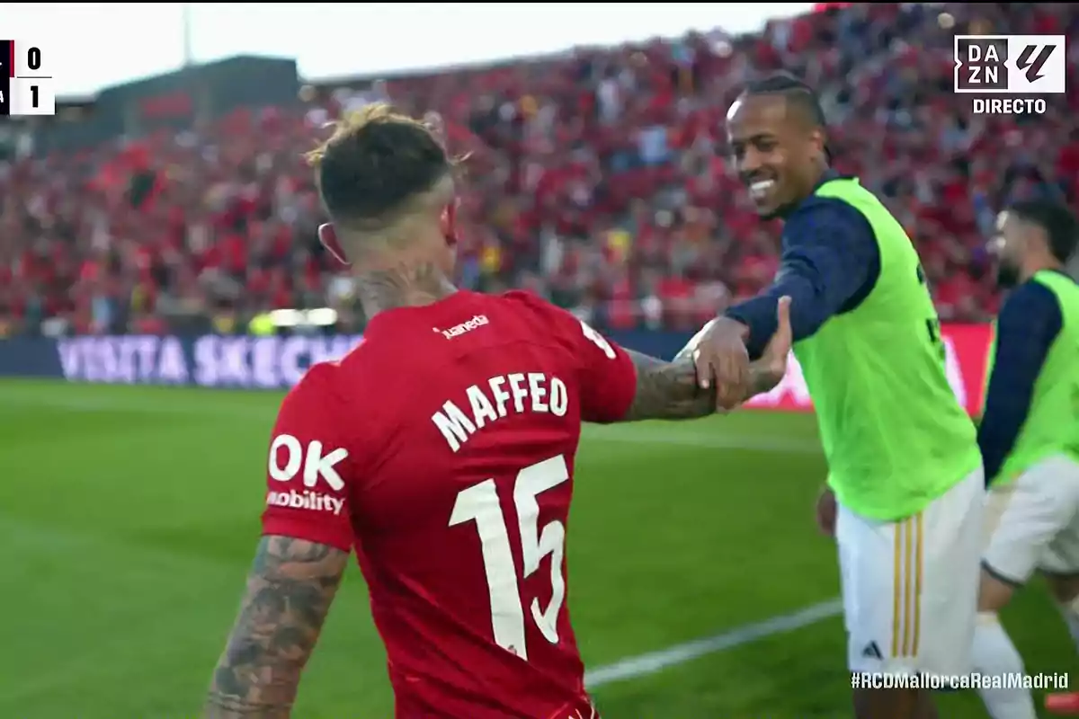 Un jugador de fútbol con la camiseta número 15 y el nombre Un jugador de fútbol con la camiseta número 15 y el nombre
