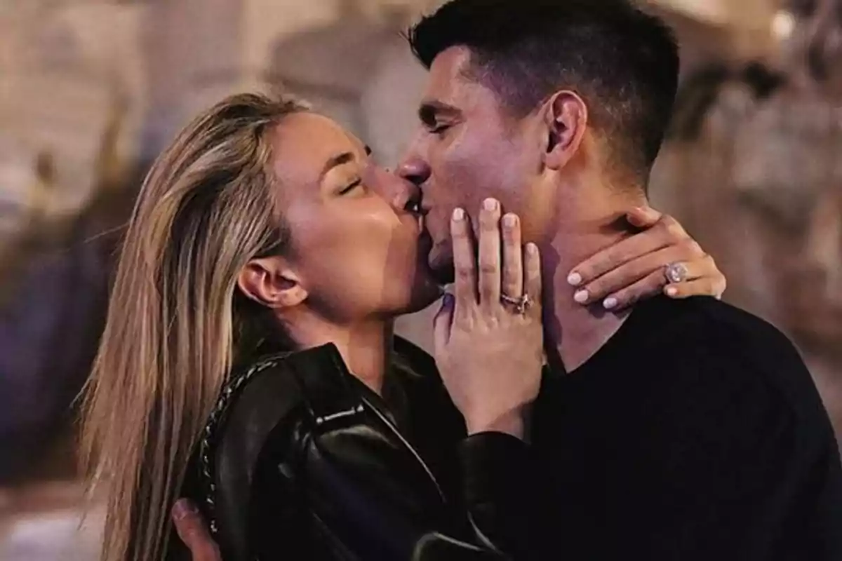 Una pareja se besa apasionadamente mientras se abrazan. Una pareja se besa apasionadamente mientras se abrazan.