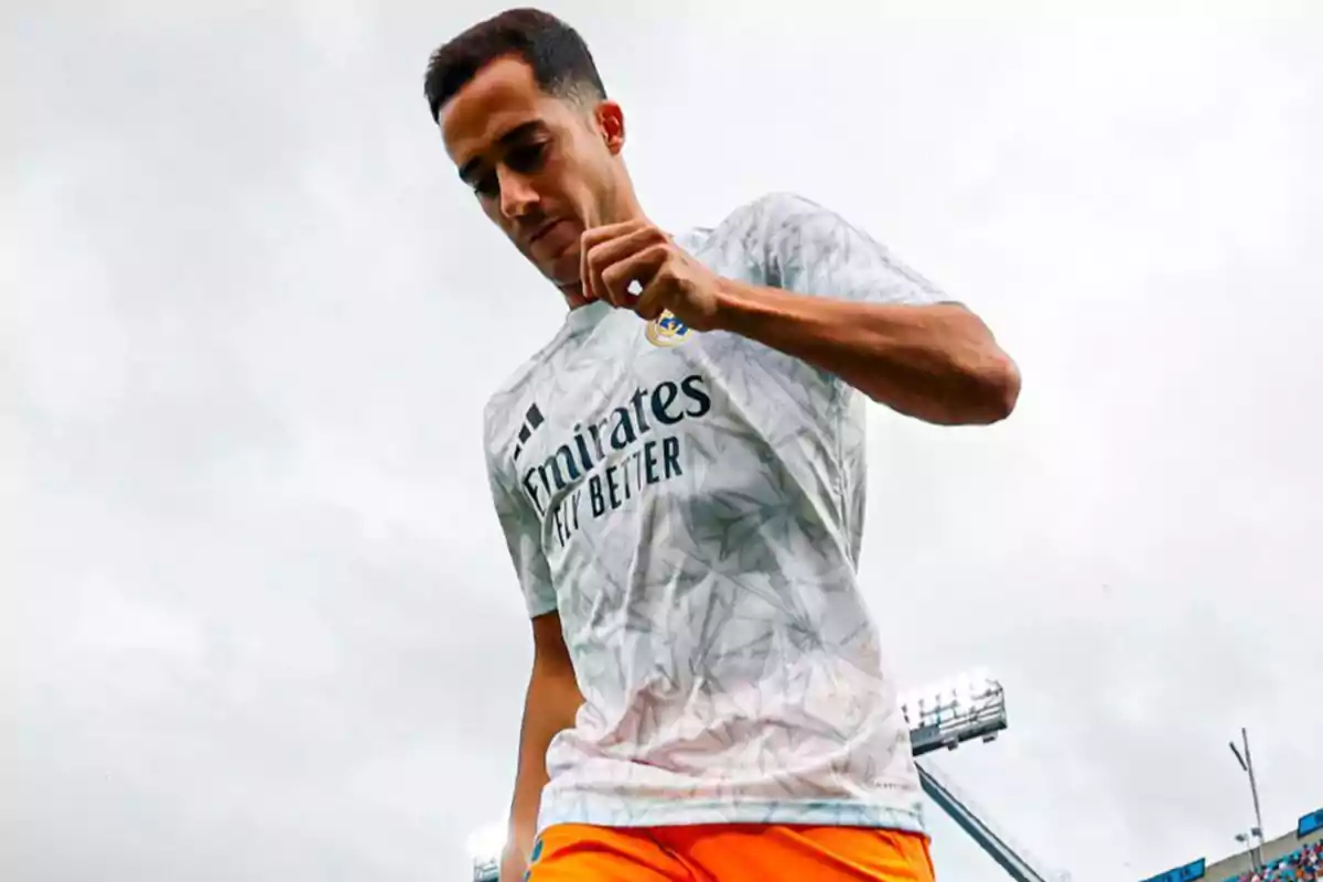 Un jugador de fútbol con uniforme de entrenamiento del Real Madrid en un estadio.