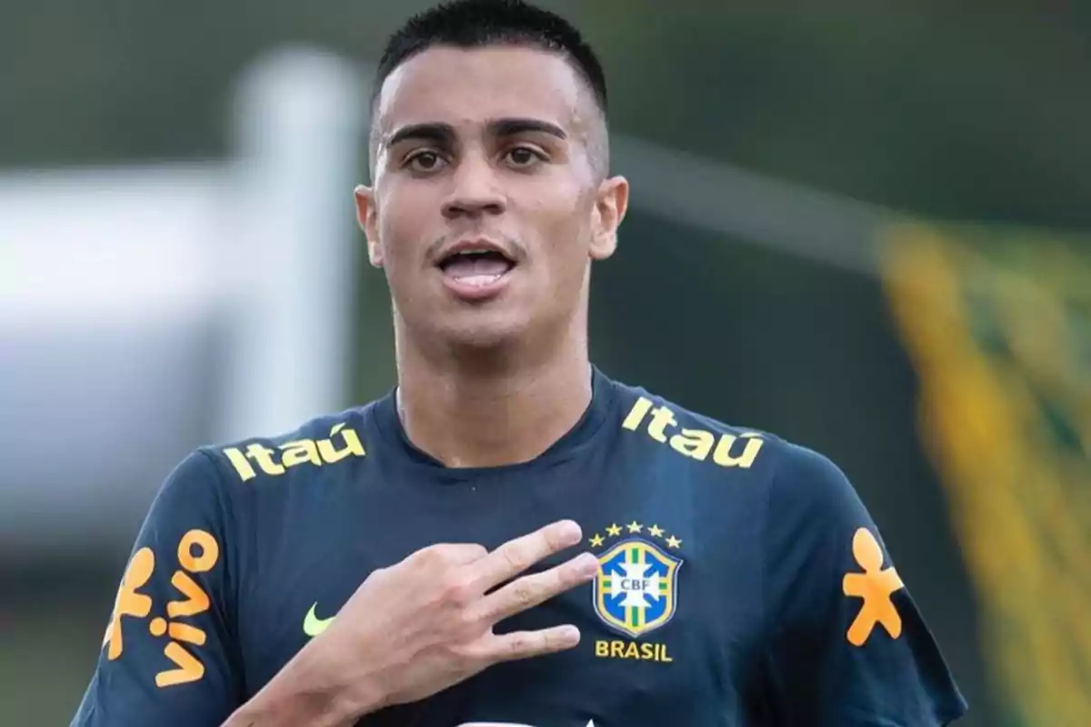 Jugador de fútbol con uniforme de la selección de Brasil haciendo un gesto con la mano.