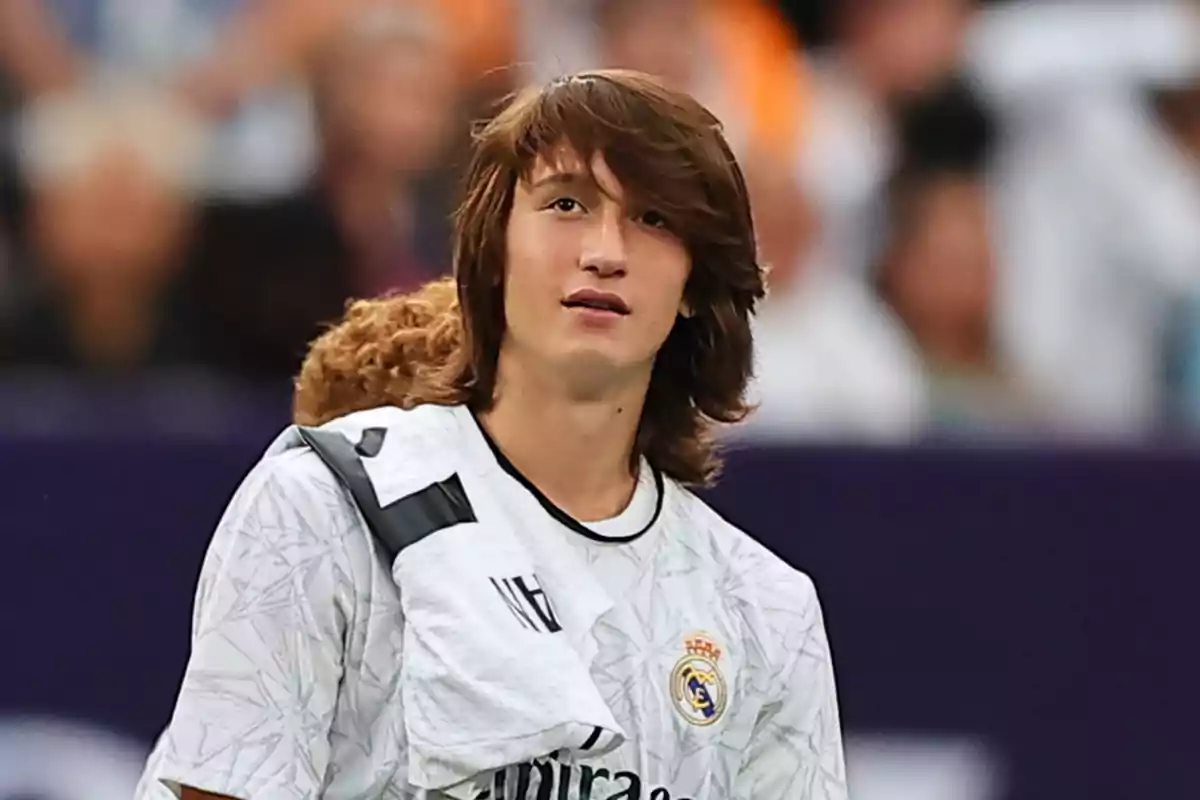 Un jugador de fútbol con el uniforme del Real Madrid en el campo.