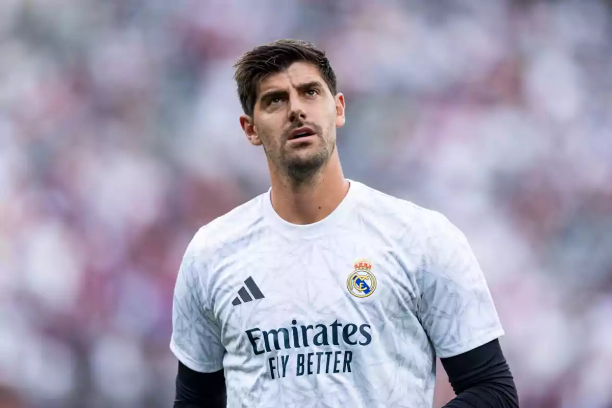 Un jugador de fútbol con el uniforme del Real Madrid en el campo.