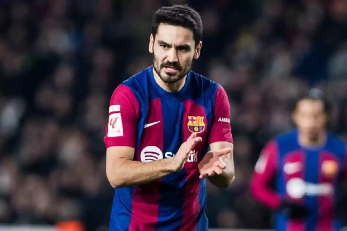 Jugador de fútbol con uniforme del FC Barcelona aplaudiendo en el campo. Jugador de fútbol con uniforme del FC Barcelona aplaudiendo en el campo.