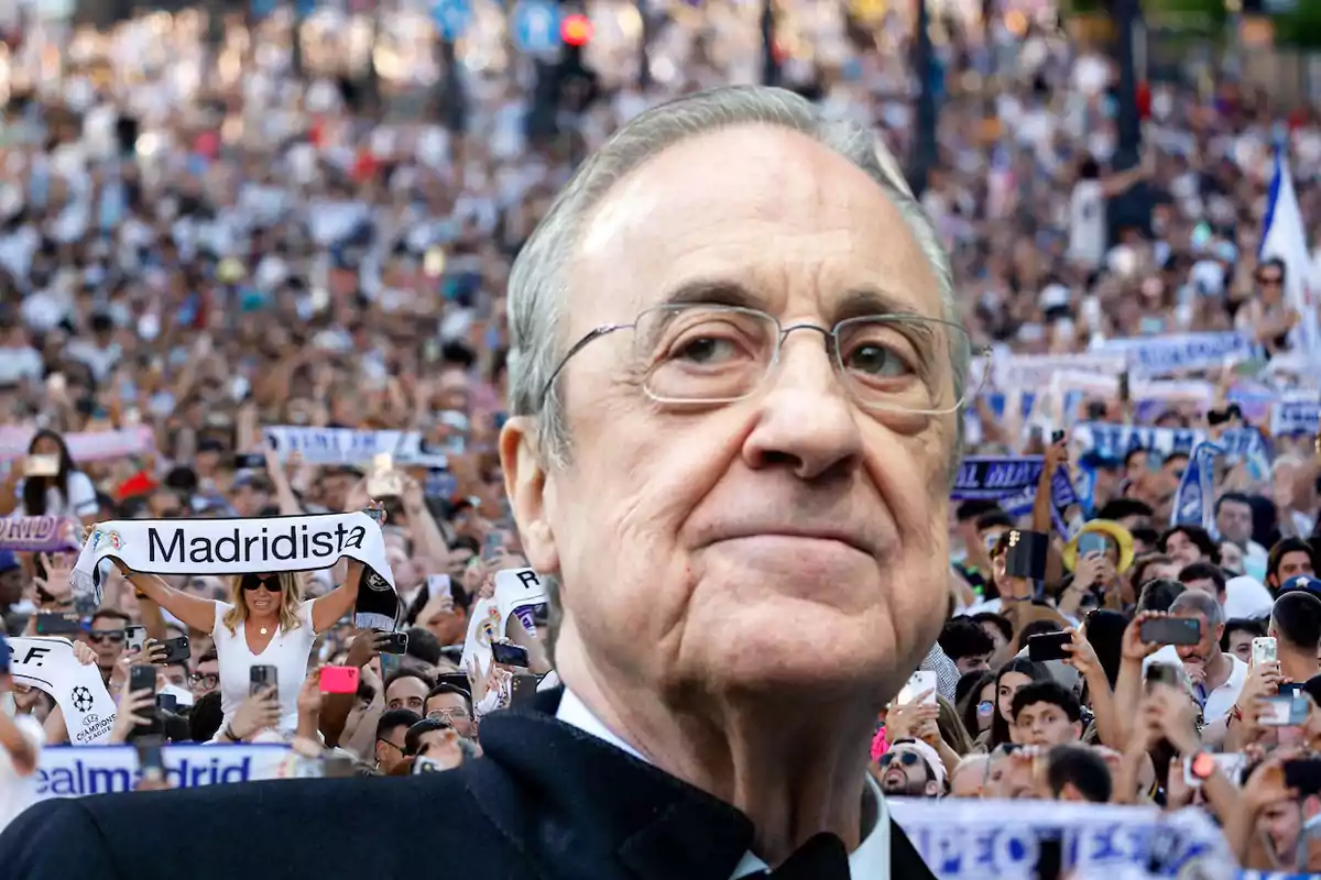 Florentino Pérez en primer plano, mientras que al fondo se observa una multitud de personas con bufandas y pancartas que dicen "Madridista".