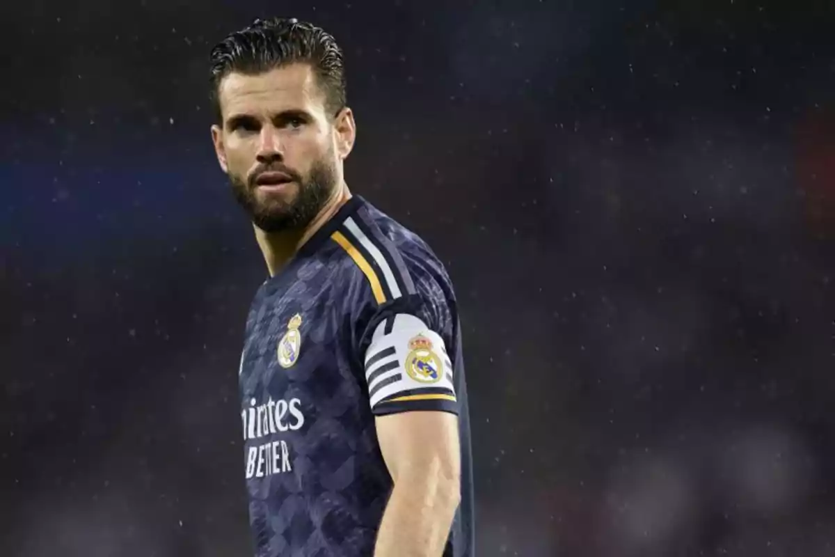 Jugador de fútbol con uniforme del Real Madrid en el campo de juego.