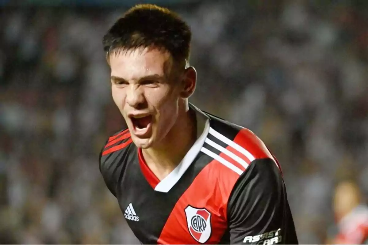 Franco Mastantuono con camiseta negra y roja