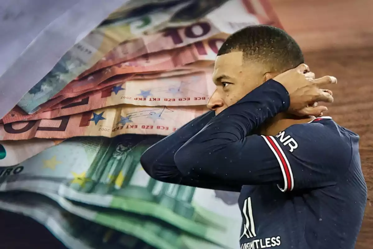 Kylian Mbappé de perfil con las manos en la nuca y la camiseta del PSG, de fondo muchos billetes de euros