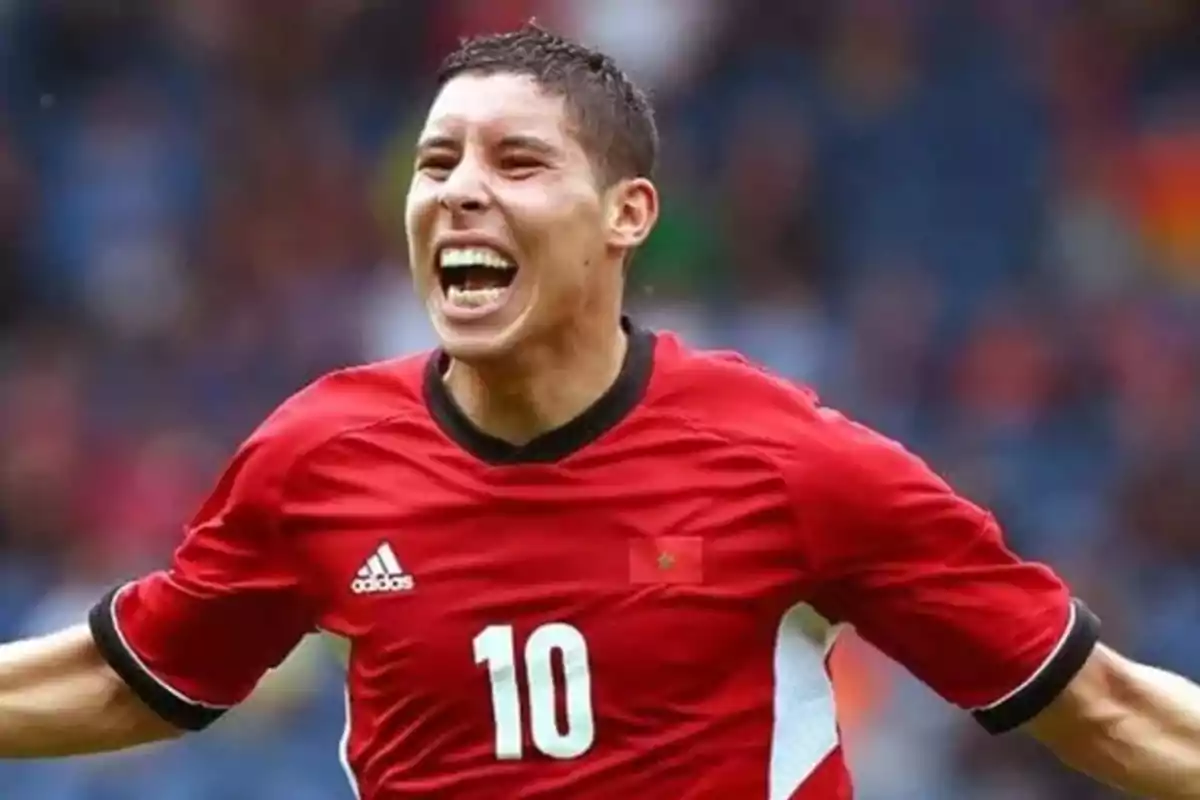 Jugador de fútbol celebrando con una camiseta roja y el número 10.