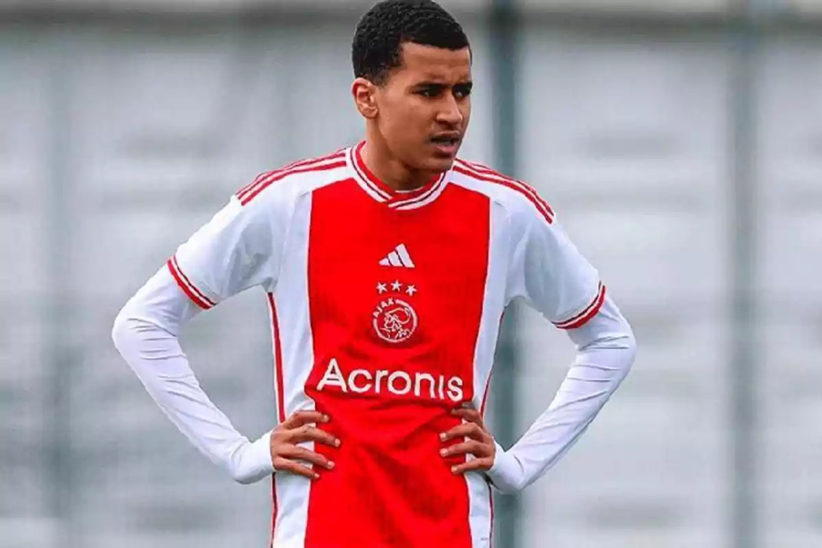 Joven futbolista con uniforme del Ajax de Ámsterdam durante un partido Joven futbolista con uniforme del Ajax de Ámsterdam durante un partido