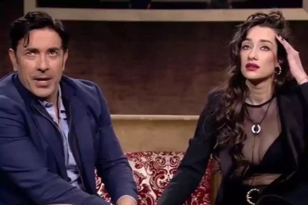 Dos personas sentadas en un sofá durante una entrevista en un programa de televisión. Dos personas sentadas en un sofá durante una entrevista en un programa de televisión.