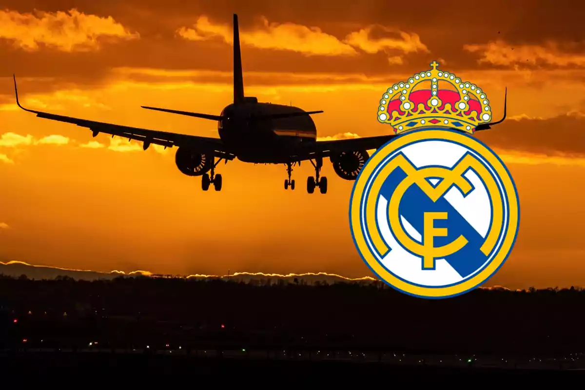 Un avión aterrizando al atardecer con el logo del Real Madrid en primer plano.