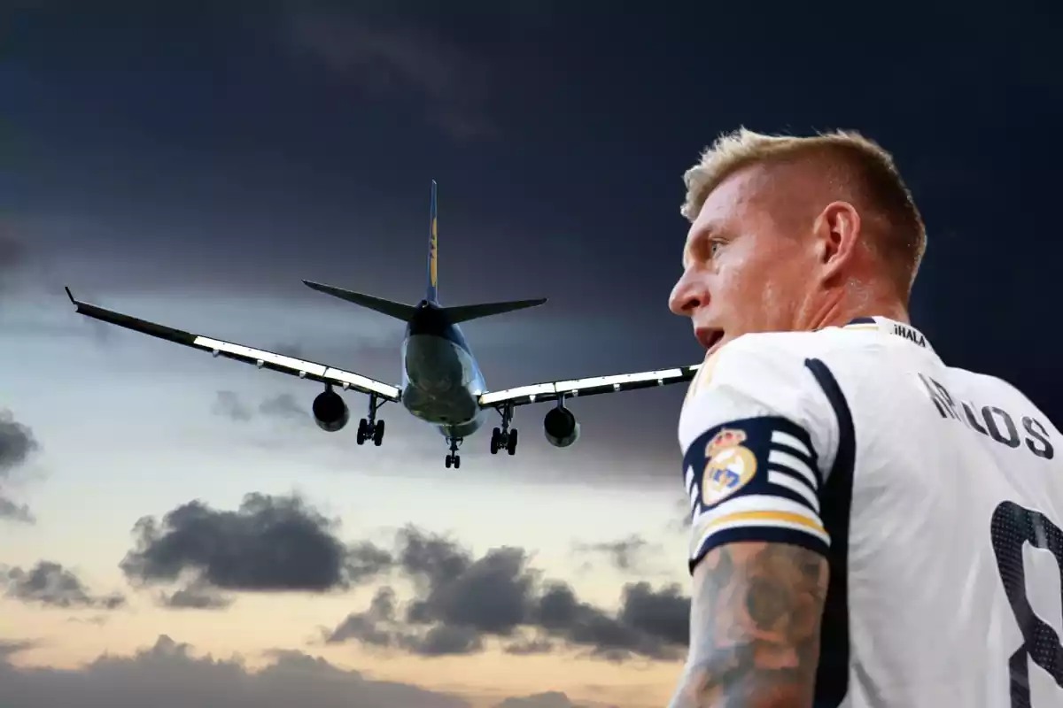 Toni Kroos alejándose vestido con la camiseta del Real Madrid y de fondo un avión alejándose en el aire