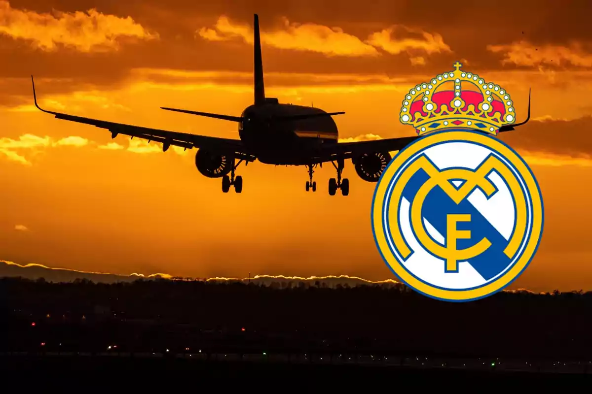 Avión aterrizando al atardecer con el escudo del Real Madrid en primer plano.