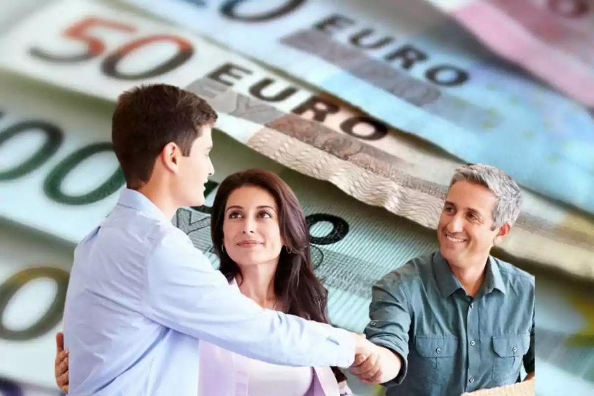 Tres personas estrechándose la mano con billetes de euro en el fondo.