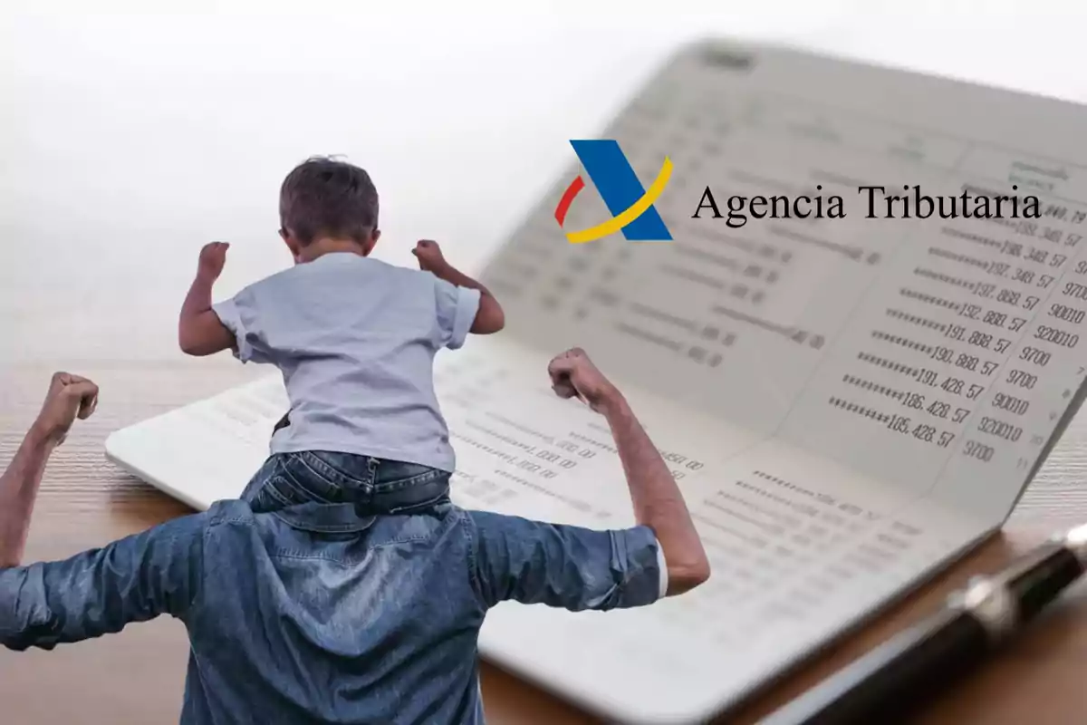 Un hombre con un niño sobre los hombros levantando los brazos frente a una libreta bancaria y el logo de la Agencia Tributaria