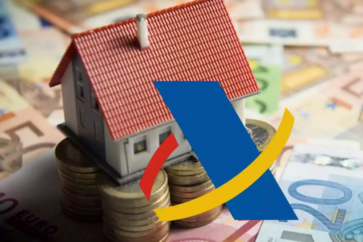 Una casa en miniatura sobre pilas de monedas y billetes de euro con un logotipo superpuesto.