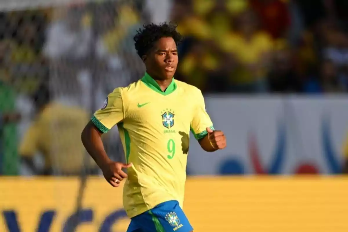 Jugador de fútbol con uniforme de Brasil corriendo en el campo durante un partido.