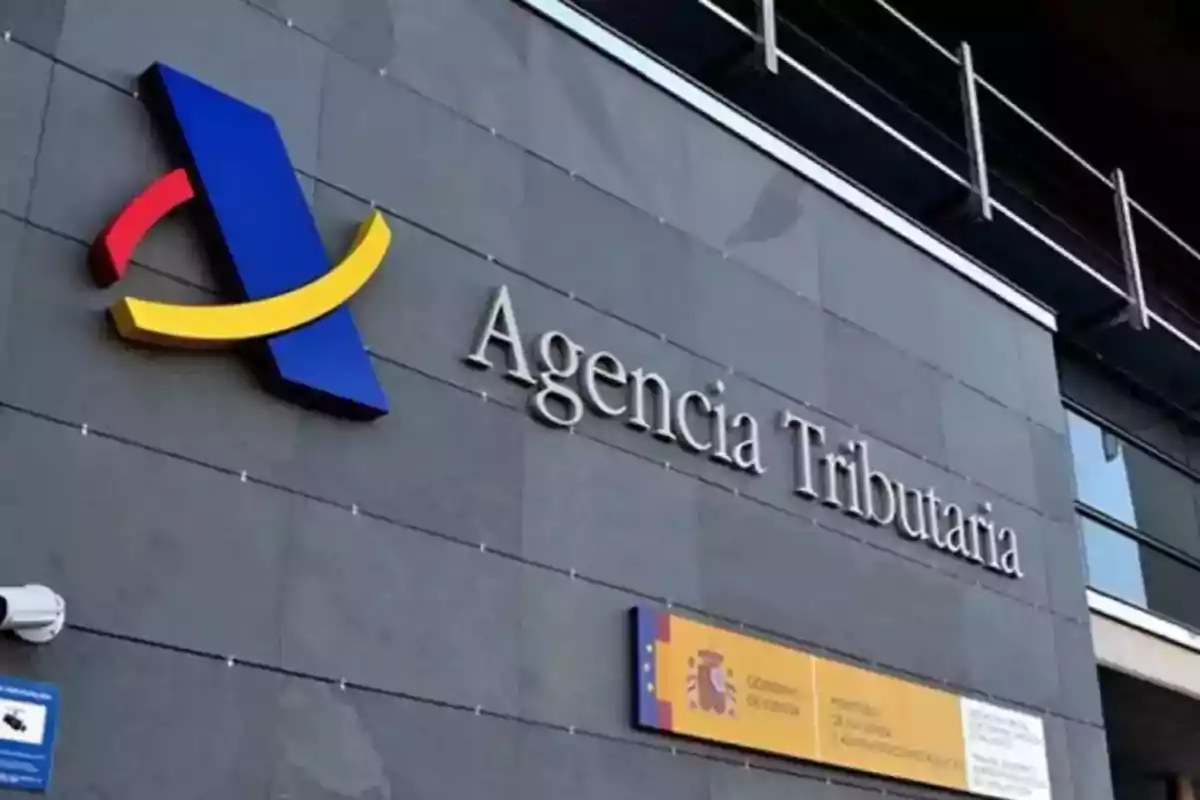 Fachada de la Agencia Tributaria con su logotipo y un cartel del Gobierno de España.