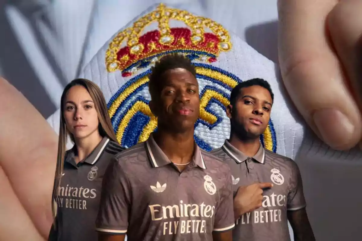 Tres jugadores del Real Madrid posan con el uniforme del equipo frente a un escudo del club.