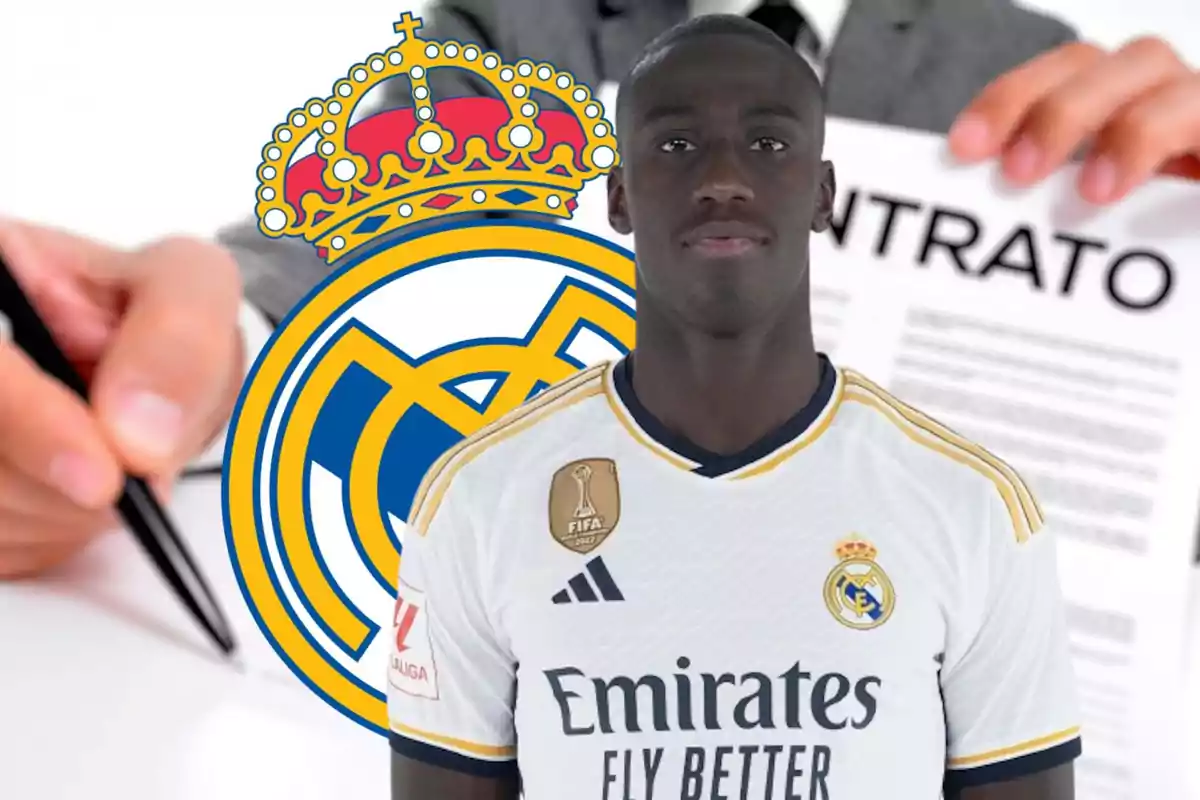 Mendy posando frente al escudo del equipo y un contrato.