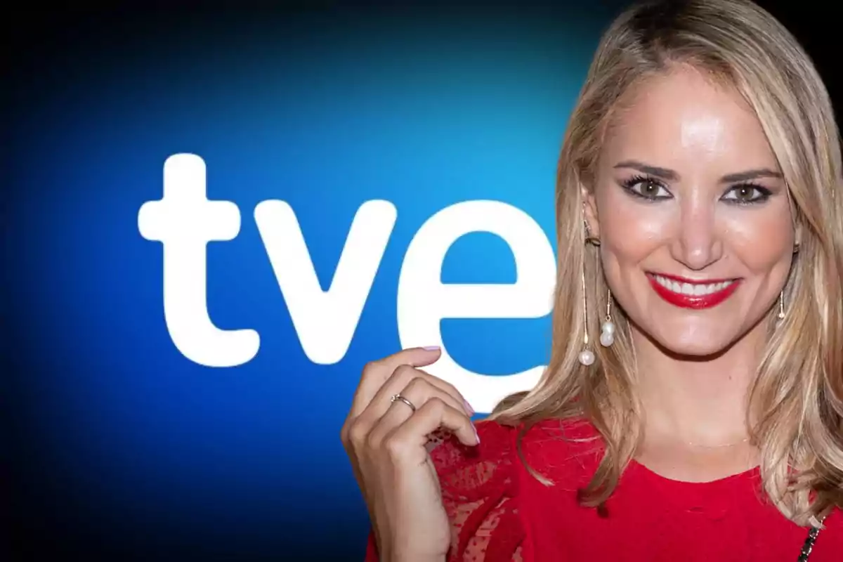 Mujer rubia sonriendo con un vestido rojo frente a un logotipo de TVE en un fondo azul.