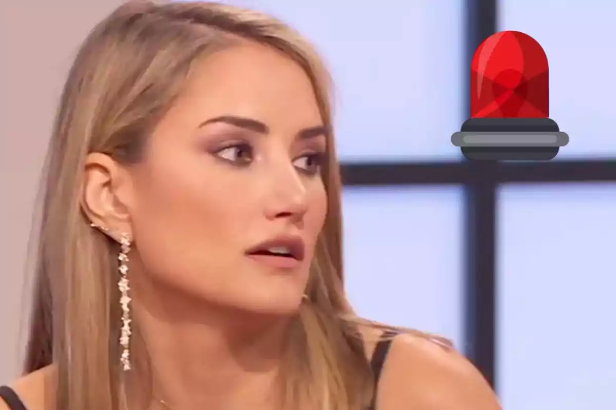 Mujer con cabello rubio y aretes largos mirando hacia un lado con un ícono de alarma roja al fondo.