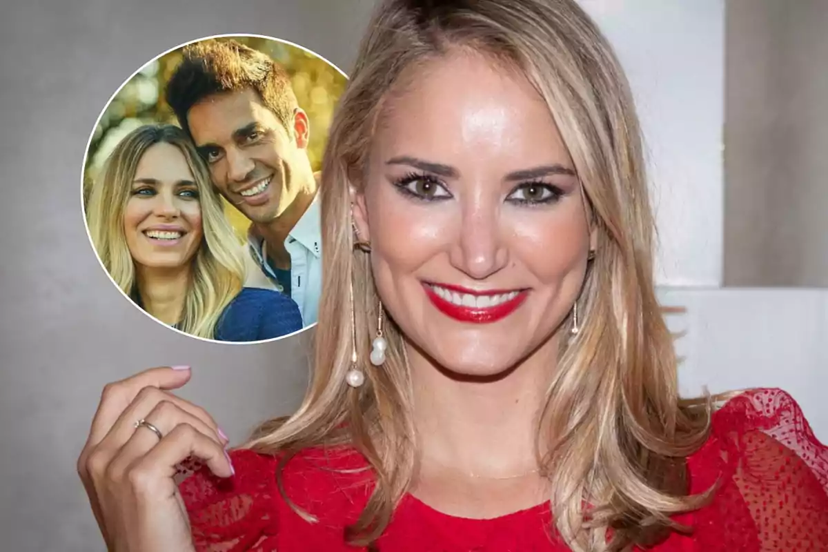 Mujer rubia sonriendo con un vestido rojo y sosteniendo una foto de una pareja sonriente.