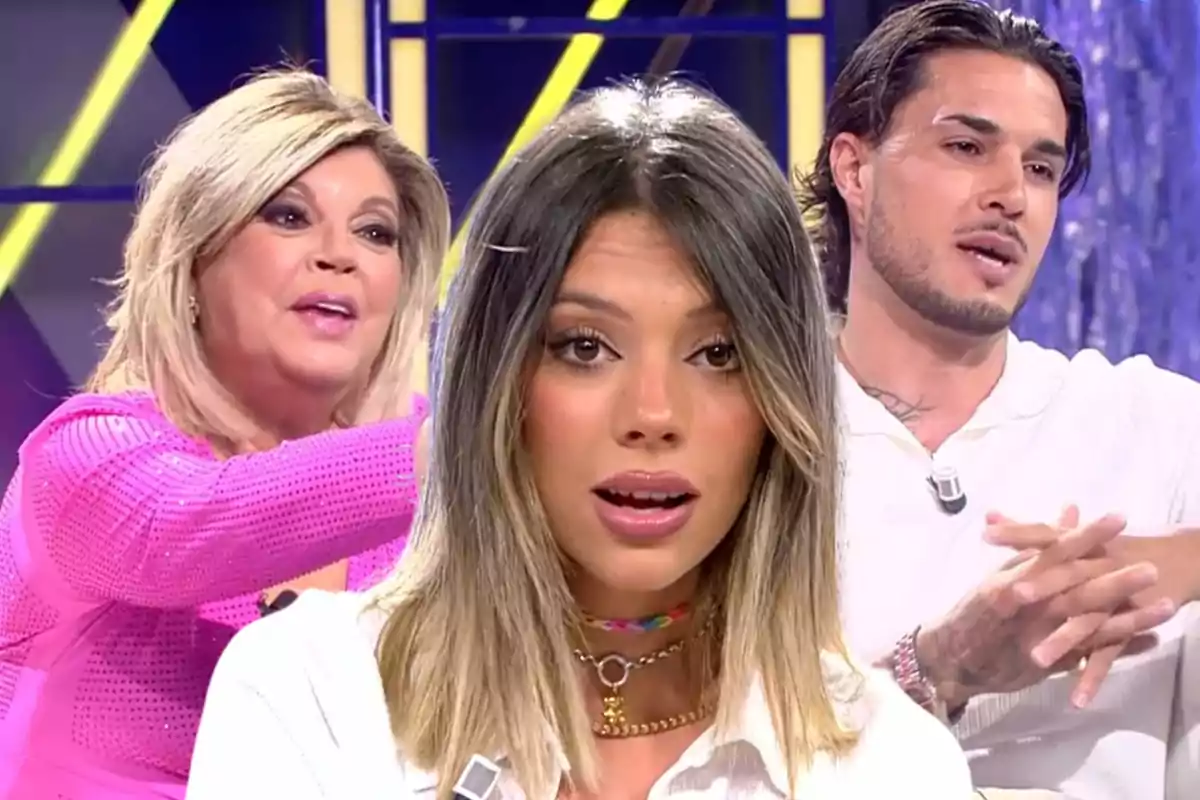 Tres personas en un programa de televisión, una mujer rubia con un vestido rosa, una mujer de cabello castaño claro con una blusa blanca y un hombre con barba y cabello oscuro, todos con micrófonos.