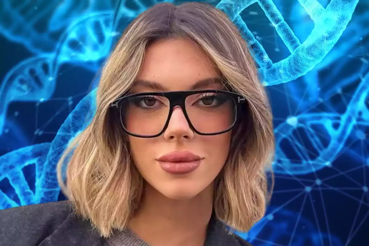 Una mujer con gafas grandes de montura negra y cabello rubio corto mira a la cámara. El fondo muestra una imagen de ADN en tonos azules, lo que sugiere un tema relacionado con la genética o la biotecnología.