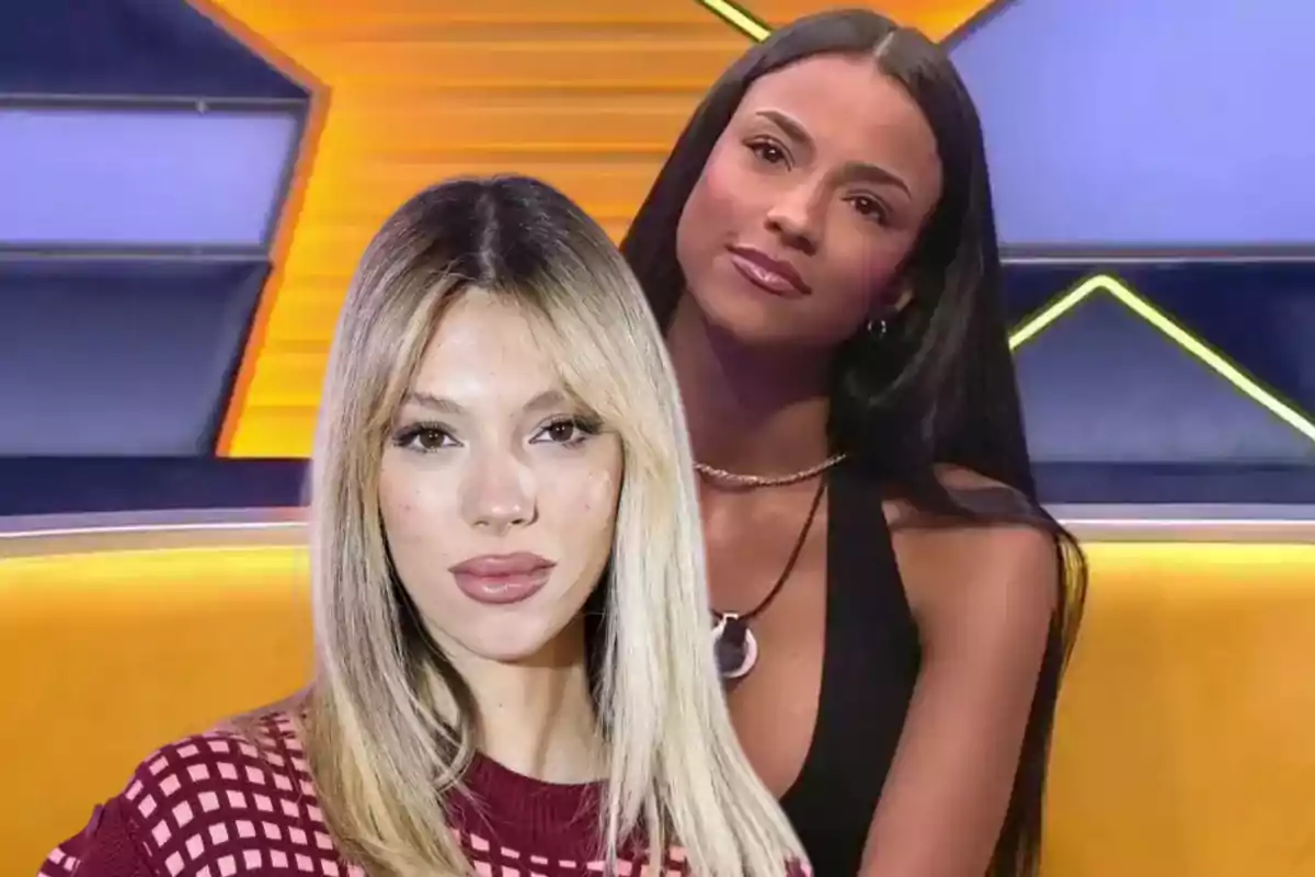 Dos mujeres posando frente a un fondo colorido en un estudio de televisión.