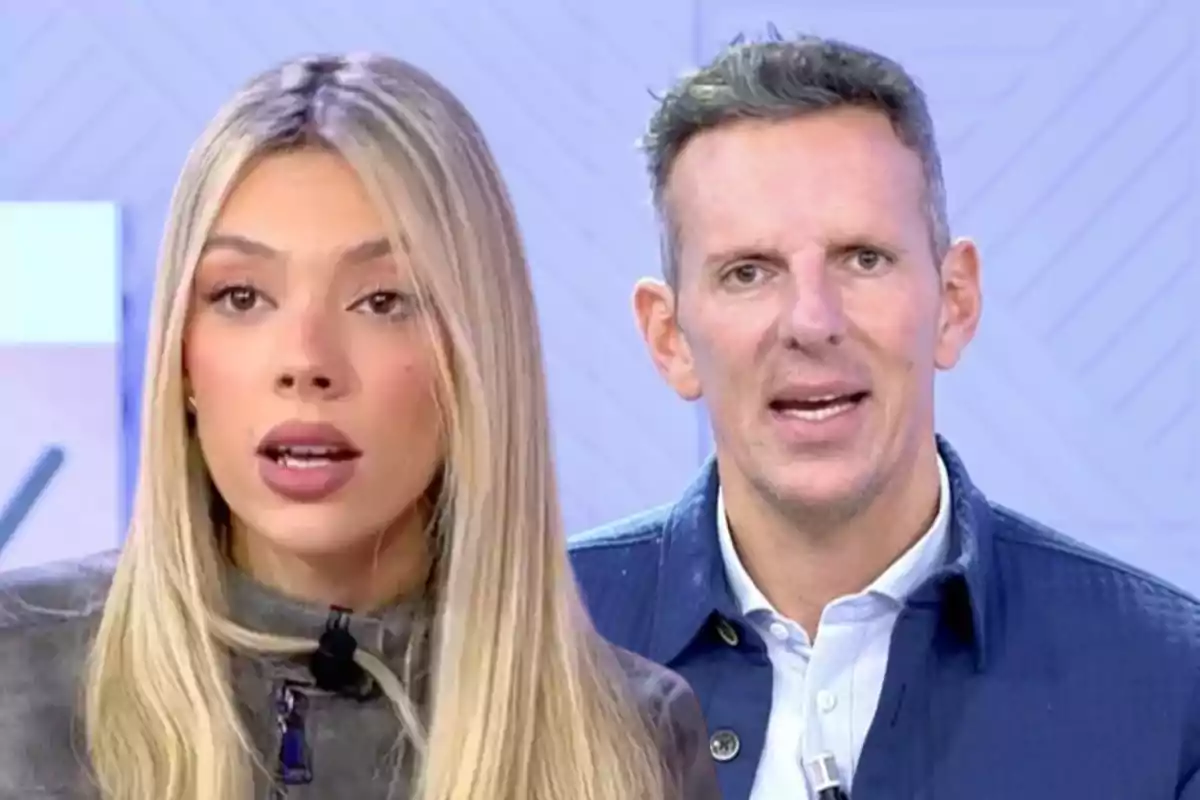 Dos personas en un estudio de televisión con fondo azul claro y diseño geométrico.