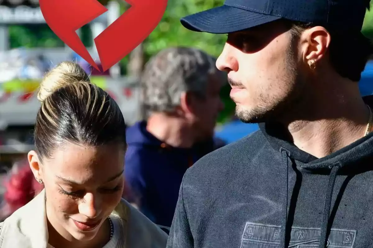 Una pareja caminando al aire libre con un corazón roto sobre sus cabezas.