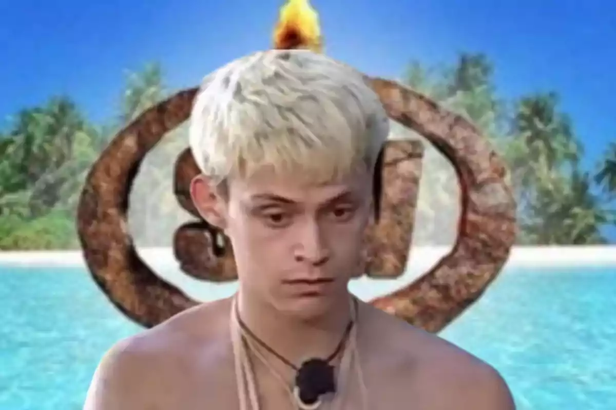 Un joven de cabello rubio y expresión seria está frente a un fondo de playa con un símbolo de piedra y una llama encima.