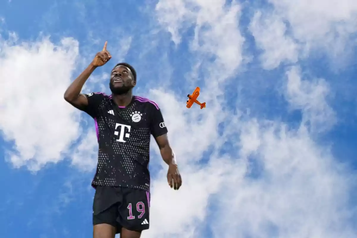 Alphonso Davies con la camiseta negra del Bayern Múnich y de fondo un cielo azul con nubes y un pequeño avión bimotor de color naranja