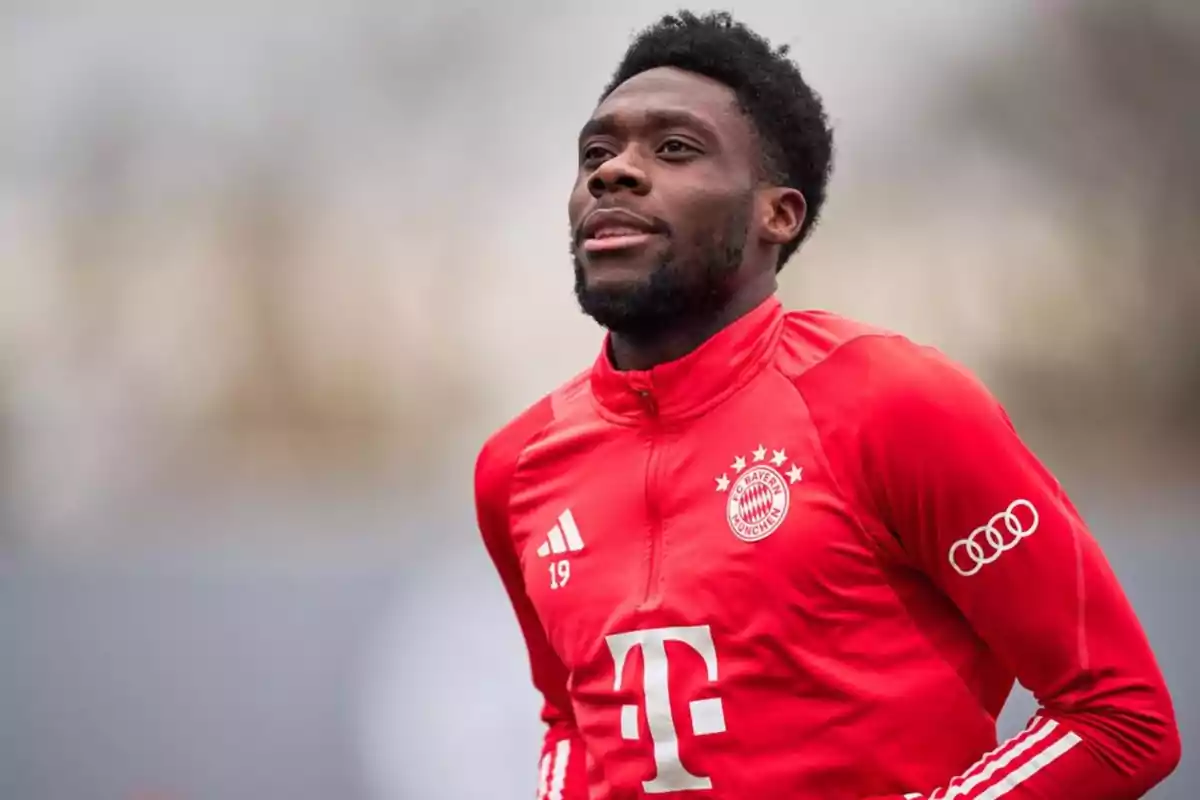 Alphonso Davies con la camiseta de entrenamiento del Bayen de Múnich