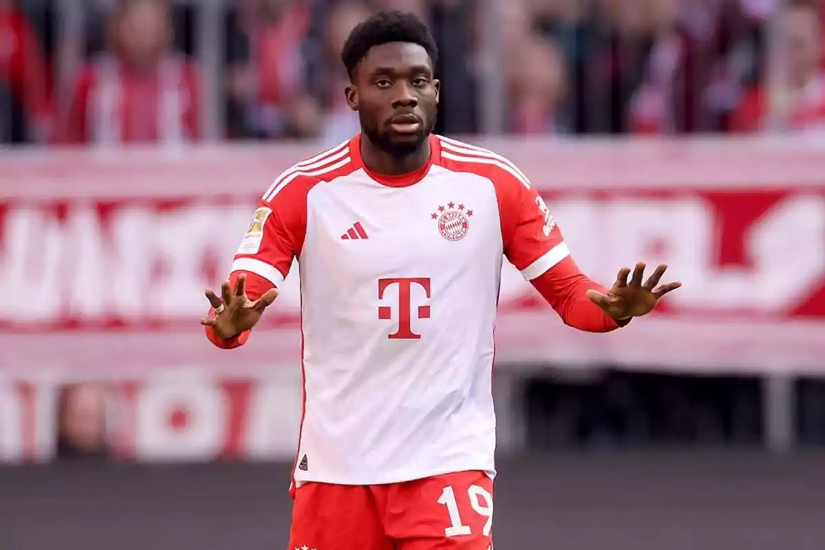 Alphonso Davies con la camiseta del Bayern de Múnich durante un partido