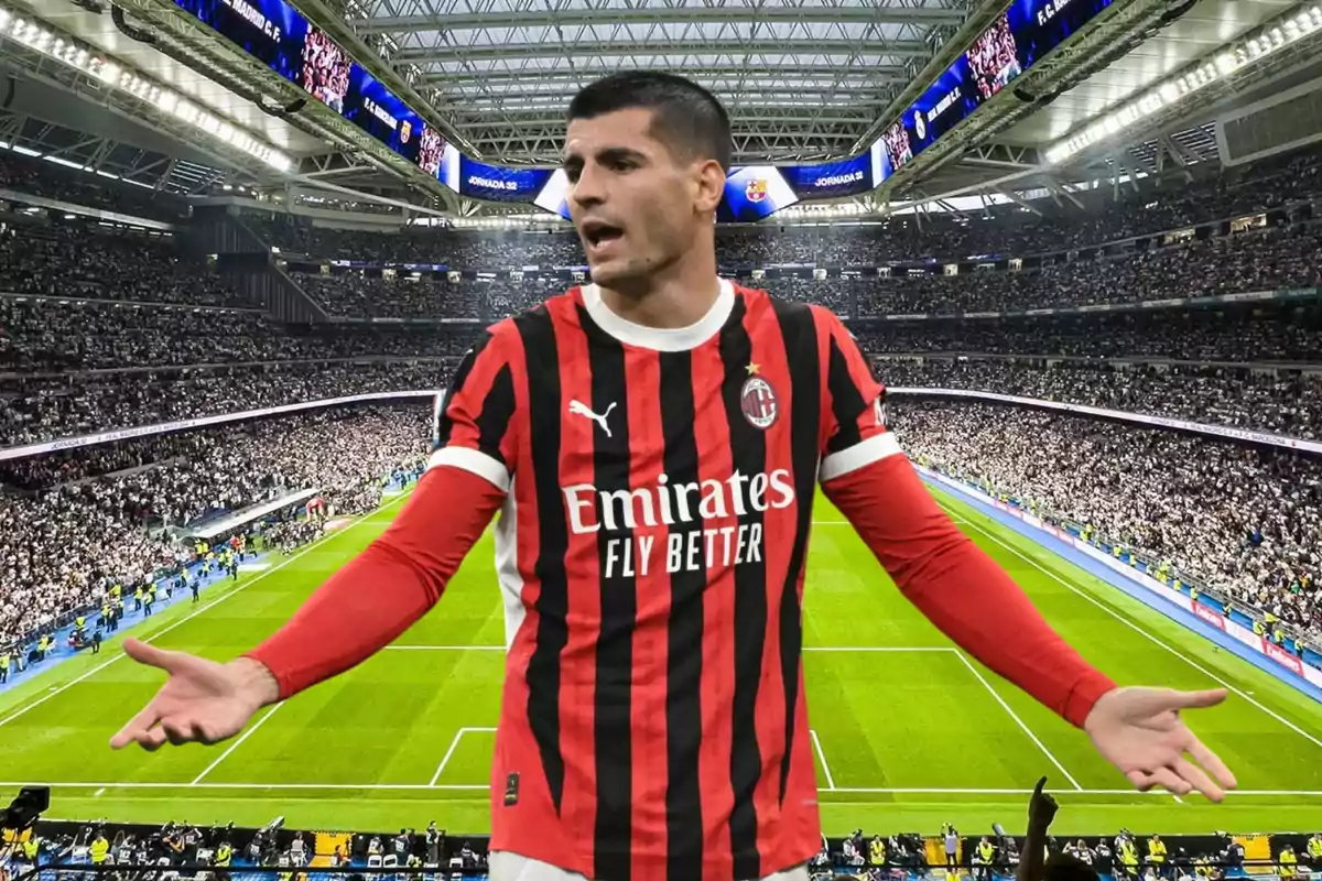 Un jugador de fútbol con la camiseta del AC Milan en un estadio lleno de espectadores.