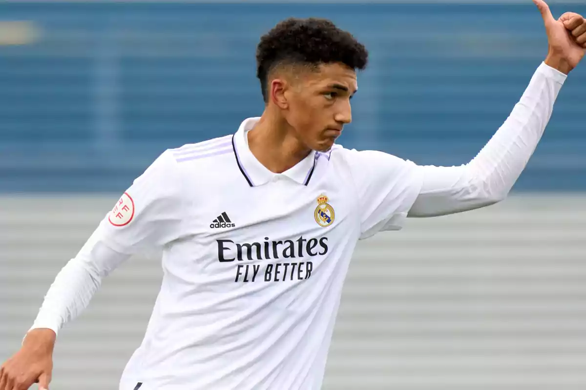 Un jugador de fútbol con el uniforme del Real Madrid levantando el pulgar. Un jugador de fútbol con el uniforme del Real Madrid levantando el pulgar.