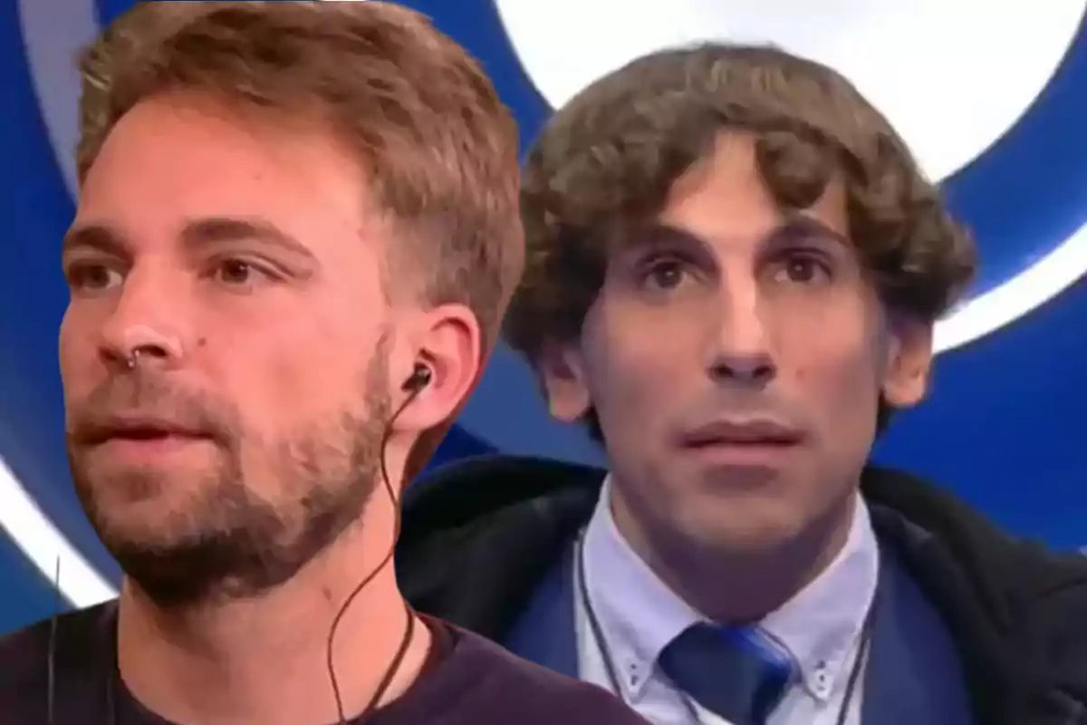 Dos hombres en un estudio de televisión, uno con auriculares y barba, el otro con cabello rizado y traje.