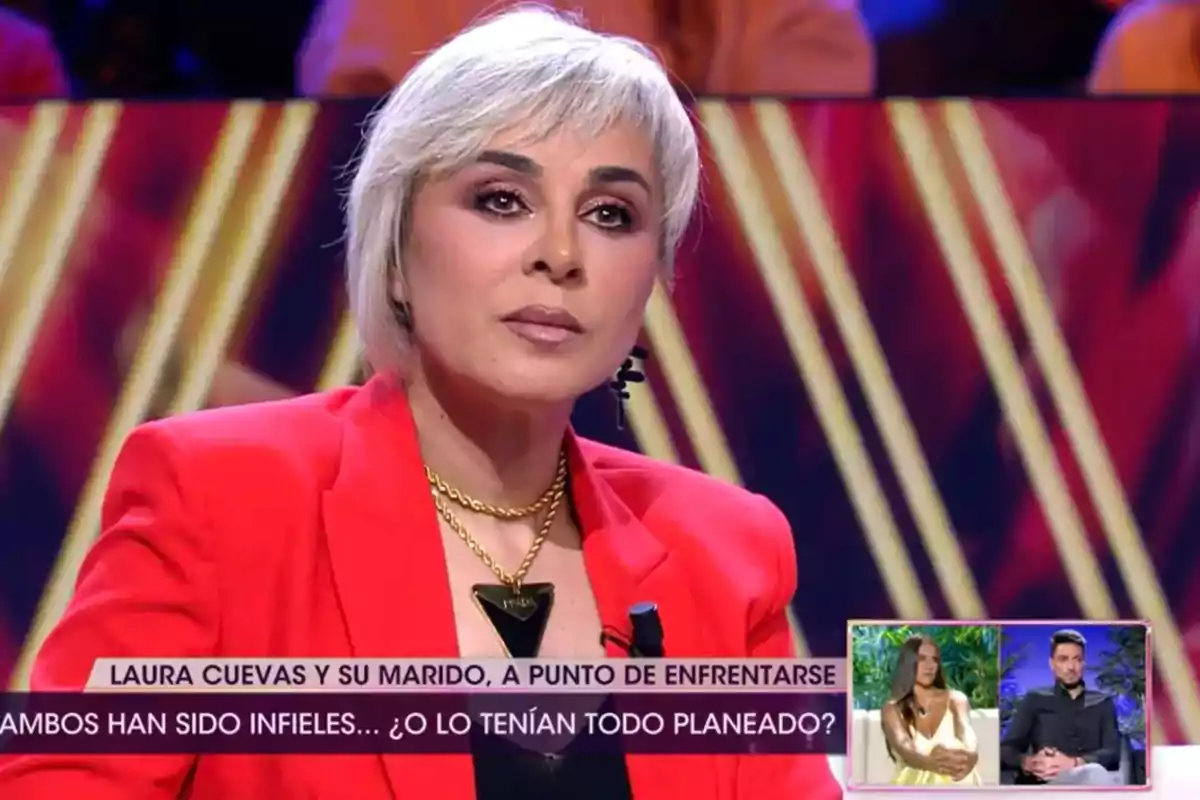 Una persona con cabello corto y rubio, vestida con un traje rojo, aparece en un programa de televisión con gráficos y texto en la pantalla. Una persona con cabello corto y rubio, vestida con un traje rojo, aparece en un programa de televisión con gráficos y texto en la pantalla.