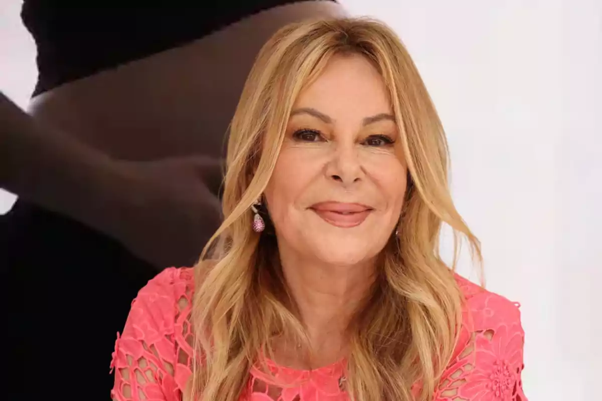 Una mujer rubia sonriente con un vestido rosa y fondo de una persona tocando su vientre.