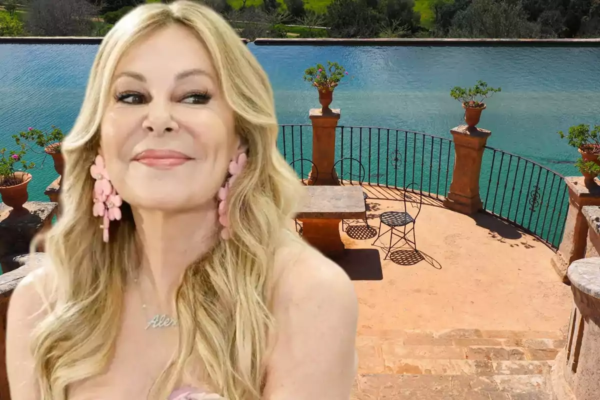 Una mujer rubia con aretes rosas está superpuesta sobre una imagen de una terraza con vista a un cuerpo de agua y vegetación al fondo.