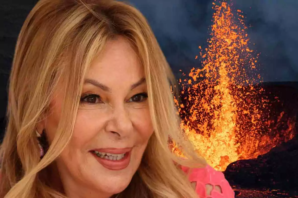 Una mujer sonriente con cabello rubio frente a un volcán en erupción.