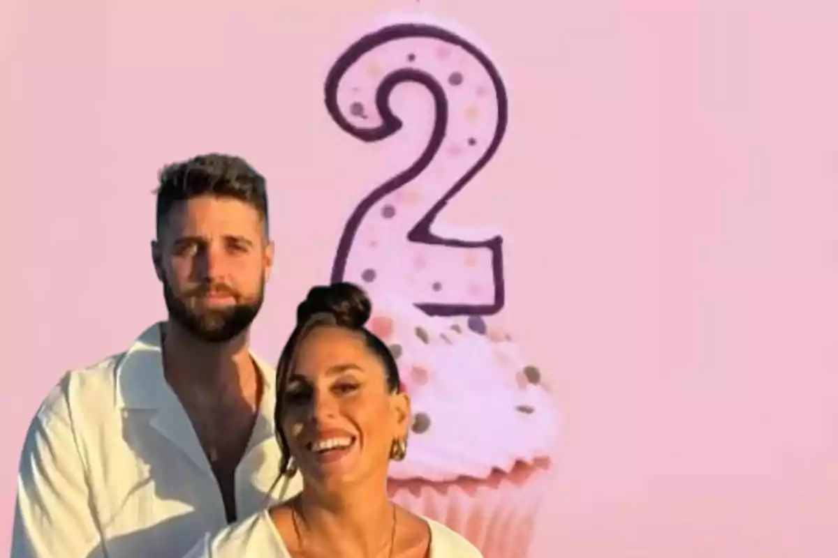 Una pareja sonriente frente a un fondo de cupcake con un número dos.