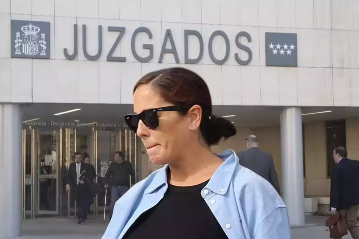 Una persona con gafas de sol frente a un edificio con el letrero "Juzgados".