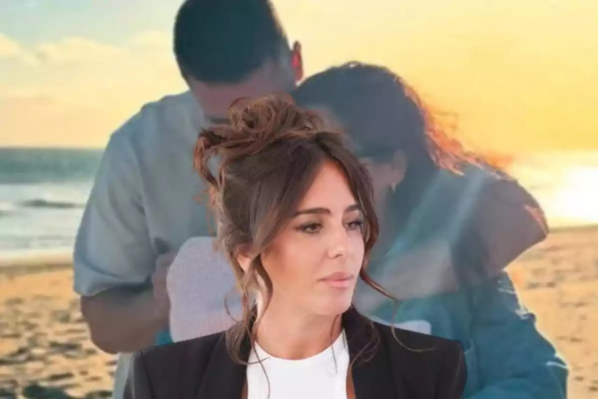 Una mujer con el cabello recogido y expresión pensativa aparece en primer plano, mientras que en el fondo se ve una pareja abrazándose en la playa al atardecer.