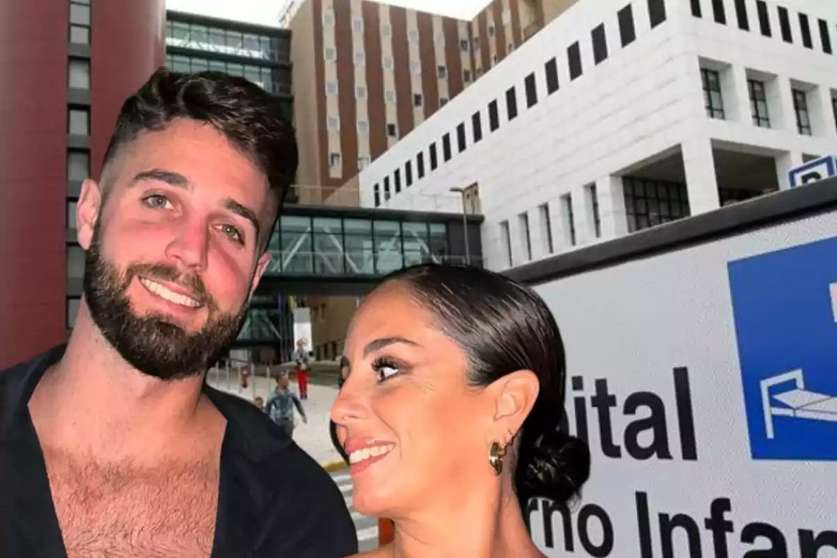 Dos personas sonrientes frente a un edificio moderno con un cartel que indica que es un hospital.