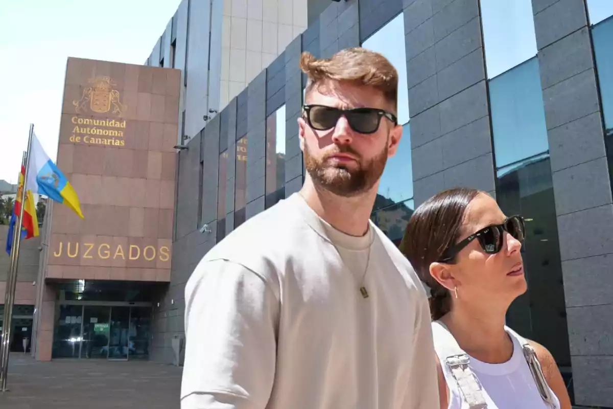 Dos personas con gafas de sol frente a un edificio de juzgados en la Comunidad Autónoma de Canarias.