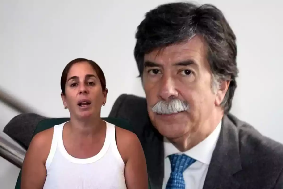 Una mujer con camiseta blanca está sentada frente a una imagen de un hombre mayor con bigote y traje.